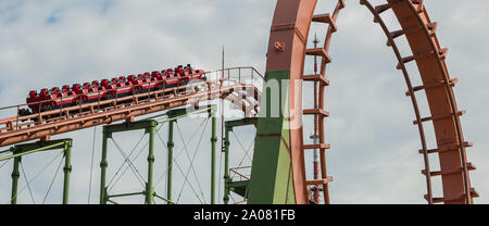 Eine Nahaufnahme einer Achterbahn in der mtatsminda Park, Tiflis. Stockfoto