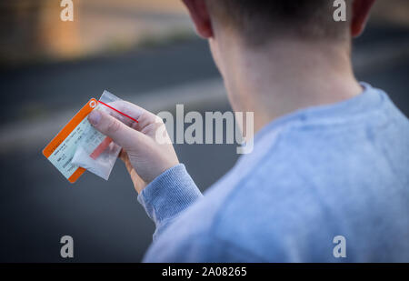 Grafschaft Linien Droge in der UK Umgang (Model Released image) Stockfoto