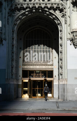 Das Woolworth Seminarraum befindet sich Broadway bin. Es wurde zwischen 1910 und 1913 erbaut. Auf dem Foto sieht man sterben, sterben Eingangstür Gosha Sindh in Go Stockfoto