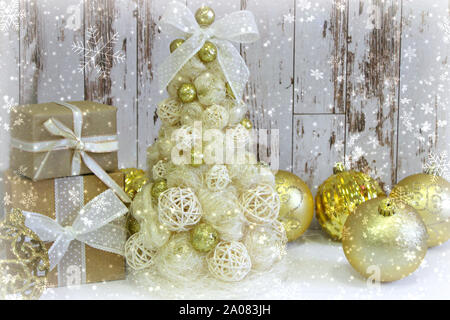 Schöne Weihnachten Baum mit goldenen Kugeln, Rahmen der weißen Schneeflocken, Kartons mit Geschenken Stockfoto