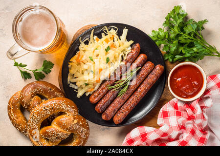 Wurst, Sauerkraut, Brezeln und Bier. Stockfoto