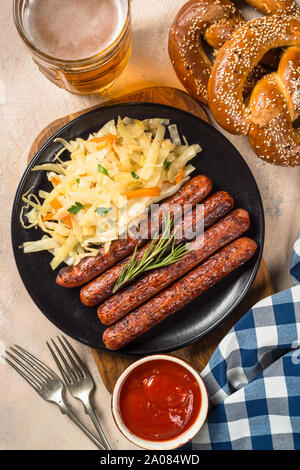 Wurst, Sauerkraut, Brezeln und Bier. Stockfoto