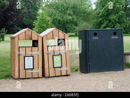 Holz- und Metall Recycling Bins zu touristischen Ort in Norfolk sorgen für Dosen, Flaschen, allgemein Recycling und Abfall. Stockfoto