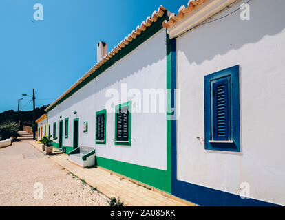 Weiß getünchtes bunte Fischerhäuser in der Algarve, Portugal. Stockfoto
