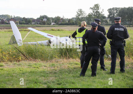 Hamburg, Deutschland. 19 Sep, 2019. In einem Notfall stehen an der Unfallstelle von einem Segelflugzeug in der Boberger Niederung. Ein Segelflugzeug abgestürzt im Osten von Hamburg, und ein Mensch wurde getötet. Es gab keine mehr verletzt, sagte ein Sprecher der Hamburger Feuerwehr. Die Feuerwehr und Polizei in Aktion mit einem großen Kontingent waren, die Feuerwehr bereitgestellt 15 Fahrzeuge. Credit: Bodo Marks/dpa/Alamy leben Nachrichten Stockfoto