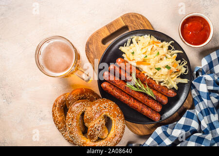 Wurst, Sauerkraut, Brezeln und Bier. Stockfoto