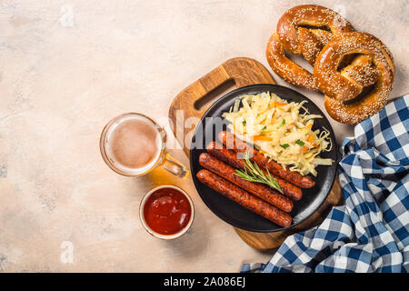 Wurst, Sauerkraut, Brezeln und Bier. Stockfoto