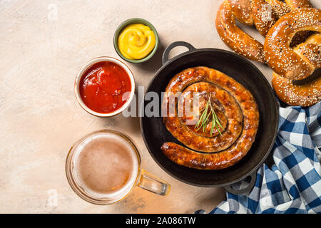 Wurst, Sauerkraut, Brezeln und Bier. Stockfoto