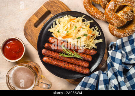 Wurst, Sauerkraut, Brezeln und Bier. Stockfoto