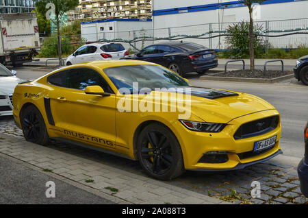 Frankfurt am Main, Deutschland. August 2019. Einen geparkten Ford Mustang zeichnet sich durch seine markante gelbe Farbe. Stockfoto