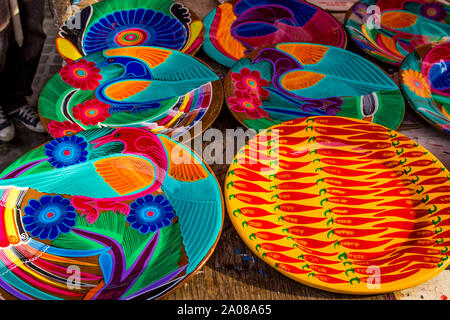 Souvenir Töpferschüsseln in Tlaquepaque, in der Nähe von Guadalajara, Jalisco, Mexiko. Stockfoto