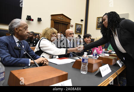 Washington, United States. 19 Sep, 2019. Rep Ayanna Pressley von Massachusetts (R) schüttelt Hände mit Gwen Carr als National Action Network's Rev. Al Sharpton (L) und ehemalige Tennisspieler James Blake Blick auf die richterlichen Ausschusses, auf dem Capitol Hill, Donnerstag, September 19, 2019, in Washington, DC. Das Panel wurde Hörfähigkeit Zeugnis für die polizeiliche Praxis und Carr's Sohn Eric Garner starb in einem Polizei chokehold während einer Festnahme auf Staten Island, New York, und Blake war roughed up in einer falschen verhaften. Foto von Mike Theiler/Quelle: UPI/Alamy leben Nachrichten Stockfoto