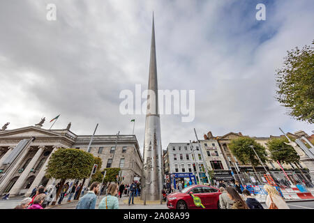 The Spire in der O'Connell Street Upper mit vielen Einkäufern, Fußgängern, Einheimischen und Touristen, die in Dublin, Irland, spazieren und einkaufen. Stockfoto