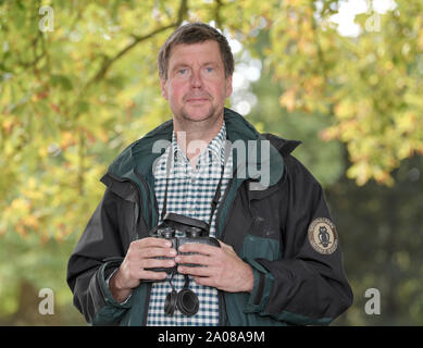 Criewen, Deutschland. 16 Sep, 2019. Dirk Treichel, Leiter der Nationalpark Unteres Odertal Administration (Uckermark), steht unter Bäume im Nationalpark. Brandenburg ist Kranichland. Ein gutes Viertel der 10.000 Brutpaare in Deutschland nisten in der Mark. Aufgrund der Trockenheit, jedoch gibt es nur wenig Nachwuchs in diesem Jahr. Naturschützer befürchten, dass die größten europäischen Vogelarten längerfristig zu migrieren. Foto: Patrick Pleul/dpa-Zentralbild/ZB/dpa/Alamy leben Nachrichten Stockfoto