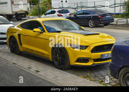 Frankfurt am Main, Deutschland. August 2019. Einen geparkten Ford Mustang zeichnet sich durch seine markante gelbe Farbe. Stockfoto