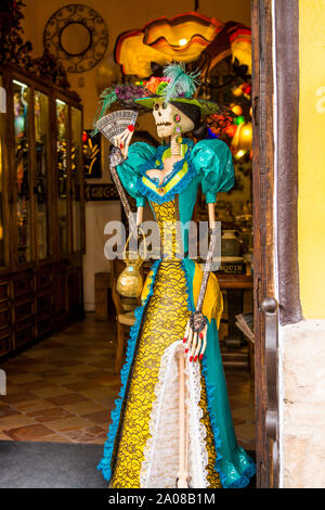 Lokale calaca Skulptur Skelett während der Tag der Toten festival Tlaquepaque, in der Nähe von Guadalajara, Jalisco, Mexiko eingesetzt. Stockfoto