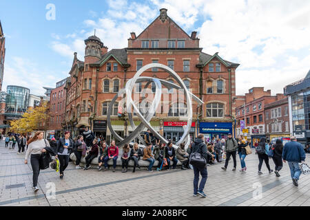 Menschen und Fußgänger, die durch die Williams Street South laufen und sich amüsieren, umgeben von vielen Einzelhandelsgeschäften in Belfast, Nordirland. Stockfoto