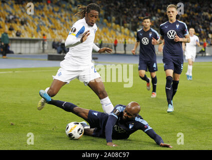 Kiew, Ukraine. 19 Sep, 2019. FOUAD BACHIROU von Malmö FF (R) in Aktion gegen GERSON RODRIGUES von Dynamo Kiew (L) während der UEFA Europa League - Saison 2019/20 Fußballspiel, an der Olimpiyskiy Stadion in Kiew, Ukraine, am 19. September 2019. Credit: Serg Glovny/ZUMA Draht/Alamy leben Nachrichten Stockfoto