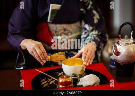 Eine Frau trägt einen Kimono während einer traditionellen japanischen Teezeremonie Stockfoto