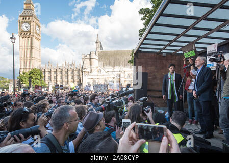 Parliament Square, London, UK. 12. September 2015. Der neu gewählte Vorsitzende der Labour Party, Jeremy Corbyn, gibt eine Rede vor Tausenden Stockfoto