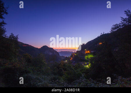 Kleinen Dorf casoli in der Apuanischen Alpen, berühmt für die Gewinnung von Marmor, bei Nacht mit dem tirrenean das Meer in der Entfernung Stockfoto