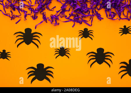 Halloween Hintergrund mit Dekorationen: Verschiedene spinnen, als Symbole von Halloween auf dem orangen Hintergrund. Happy Halloween Konzept. Stockfoto