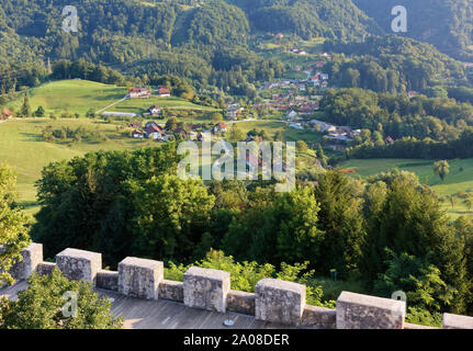 Sicht auf die Landschaft Landschaft von der Zinne des alten Schlosses von Celje, Slowenien Stockfoto