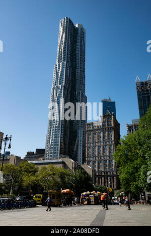 Das Gehry Geäude ragt hoch in den Himmel hinaus, bekannt auch als Beekman Tower in der 8 Fichte Straße. Aufgenommen von der Mitte der Straße. Stockfoto