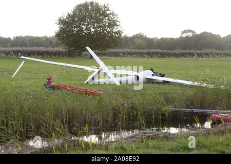 Hamburg, Deutschland. 19 Sep, 2019. Ein abgestürztes Flugzeug liegt in der Boberger Niederung. Ein Segelflugzeug abgestürzt im Osten von Hamburg, und ein Mensch wurde getötet. Es gab keine mehr verletzt, sagte ein Sprecher der Hamburger Feuerwehr. Die Feuerwehr und Polizei in Aktion mit einem großen Kontingent waren, die Feuerwehr bereitgestellt 15 Fahrzeuge. Credit: Bodo Marks/dpa/Alamy leben Nachrichten Stockfoto