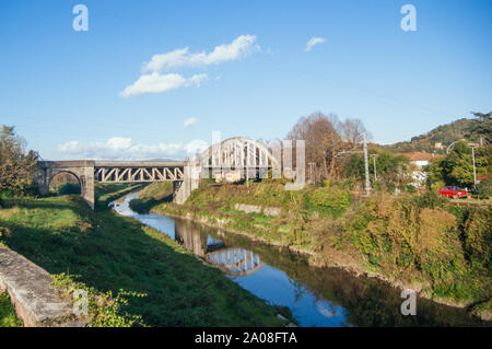 Der Fluss Serchio liegt ein paar hundert Meter von der Stadtmauer von Lucca und ist von einem Naturschutzgebiet umgeben. Es gibt einen Radweg, der al Stockfoto