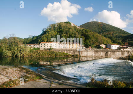 Der Fluss Serchio liegt ein paar hundert Meter von der Stadtmauer von Lucca und ist von einem Naturschutzgebiet umgeben. Es gibt einen Radweg, der al Stockfoto