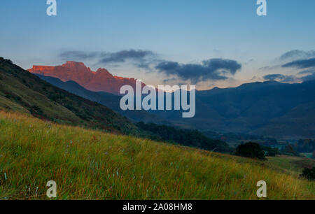 Am frühen Morgen Licht trifft Cathkin Peak und Champagner Schloss von der Cathkin Tal Stockfoto