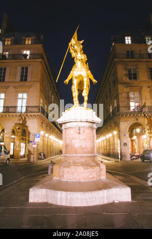 Goldene Statue von Jeanne d'Arc von 1874, Rue des Pyramides, Paris, Frankreich Stockfoto