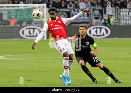 Frankfurt, Deutschland. 19 Sep, 2019. Frankfurt, Deutschland September 19, 2019: EL - 19/20 - Eintracht Frankfurt gegen Deutschland. Arsenal FC li. im Duelle Bukayo Saka (Arsenal) versus David Abraham (Frankfurt), Landschaft, Landschaft | Verwendung der weltweiten Kredit: dpa/Alamy leben Nachrichten Stockfoto