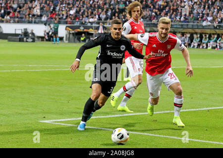 Frankfurt, Deutschland. 19 Sep, 2019. Frankfurt, Deutschland September 19, 2019: EL - 19/20 - Eintracht Frankfurt gegen Deutschland. Arsenal FC li. in Duellen Taleb Tawatha (Frankfurt) versus Shkodran Mustafi (Arsenal), Landschaft, Landschaft | Verwendung der weltweiten Kredit: dpa/Alamy leben Nachrichten Stockfoto