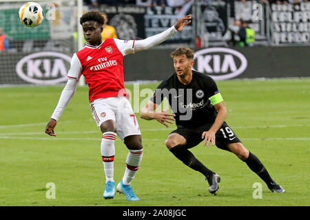 Frankfurt, Deutschland. 19 Sep, 2019. Frankfurt, Deutschland September 19, 2019: EL - 19/20 - Eintracht Frankfurt gegen Deutschland. Arsenal FC li. im Duelle Bukayo Saka (Arsenal) versus David Abraham (Frankfurt), Landschaft, Landschaft | Verwendung der weltweiten Kredit: dpa/Alamy leben Nachrichten Stockfoto