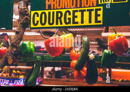 Rue Montorgueil ist ein Markt in der Mitte von Paris, einer Straße voller Shop und Restaurant, Paris, Frankreich Stockfoto