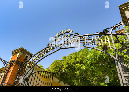 SORRENTO, ITALIEN - AUGUST 2019: Deocorative Schmiedeeisen Blecharbeiten auf die Tore der Excelsior Grand Hotel Vittoria in Sorrent. Stockfoto