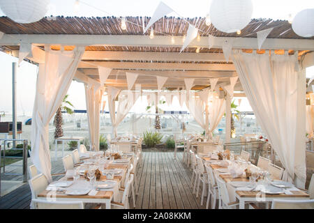 Schöne Hochzeit setup Tabellen auf den Strand Stockfoto