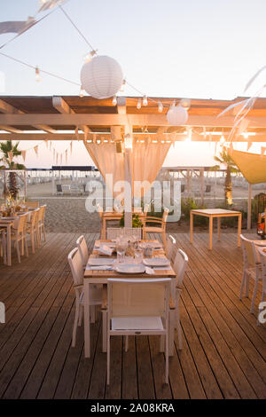 Schöne Hochzeit setup Tabellen auf den Strand Stockfoto