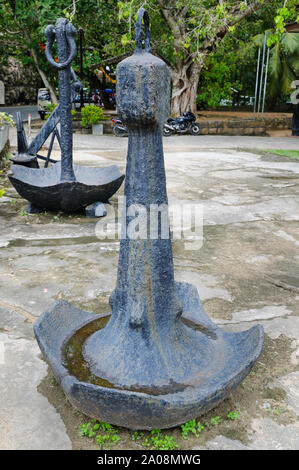 Alte schwere Anker mit gebogenen Türen, fort Galle, Sri Lanka Stockfoto