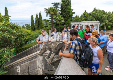 Livadia, Krim - Juli 10. 2019. Gruppe von Touristen um Livadia Palast, die Residenz der russischen Zaren Stockfoto