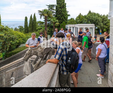 Livadia, Krim - Juli 10. 2019. Gruppe von Touristen um Livadia Palast, die Residenz der russischen Zaren Stockfoto
