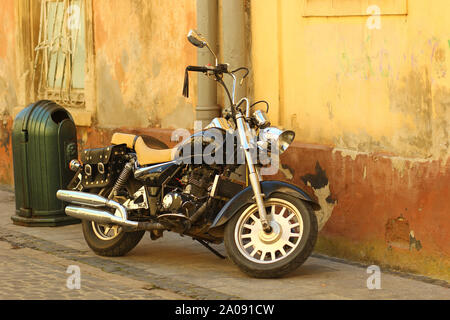 Lemberg, Ukraine - August 7, 2018: Seitenansicht auf einem Oldtimer Motorrad geparkt gegen Grunge gelbe Wand Lviv City Downtown Stockfoto