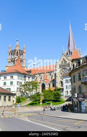 Lausanne, Schweiz - 11 August, 2019: Die historische Altstadt der französischsprachigen Schweizer Stadt mit mittelalterlichen Kathedrale Notre Dame. Die Menschen gehen auf die Straße. Touristische Attraktionen. Stockfoto