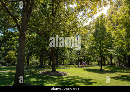 Chapel Hill/NC/USA - 31. August 2019: Garten der Universität von North Carolina im Sommer Stockfoto