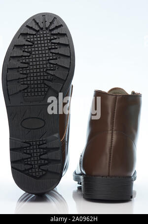 Dunkelbraun Leder Schuhe auf weißem Hintergrund Stockfoto