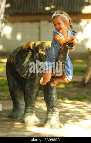 Portrait von ein drei Jahre altes Mädchen im Sommer Spielplatz Stockfoto