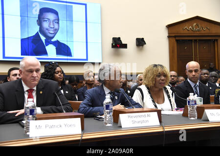 Gwen Carr (2., R) macht eine Eröffnung, mit Sohn Eric Garner's Bild auf dem Bildschirm hinter ihr, als (L-R) brüderliche Auftrag der Polizei Mitglied Patrick Yoes, National Action Network's Rev. Al Sharpton und ehemalige Tennisspieler James Blake Blick auf die richterlichen Ausschusses, auf dem Capitol Hill, Donnerstag, September 19, 2019, in Washington, DC. Das Panel wurde Hörfähigkeit Zeugnis für die polizeiliche Praxis und Garner starb in einem Polizei chokehold während einer Festnahme auf Staten Island, New York, und Blake war roughed up in einer falschen verhaften. Foto von Mike Theiler/UPI Stockfoto