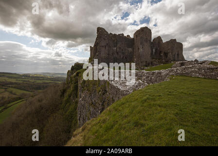 Carreg Cennen Castle in Wales - zeigt seine dominierende Position über die Landschaft Stockfoto